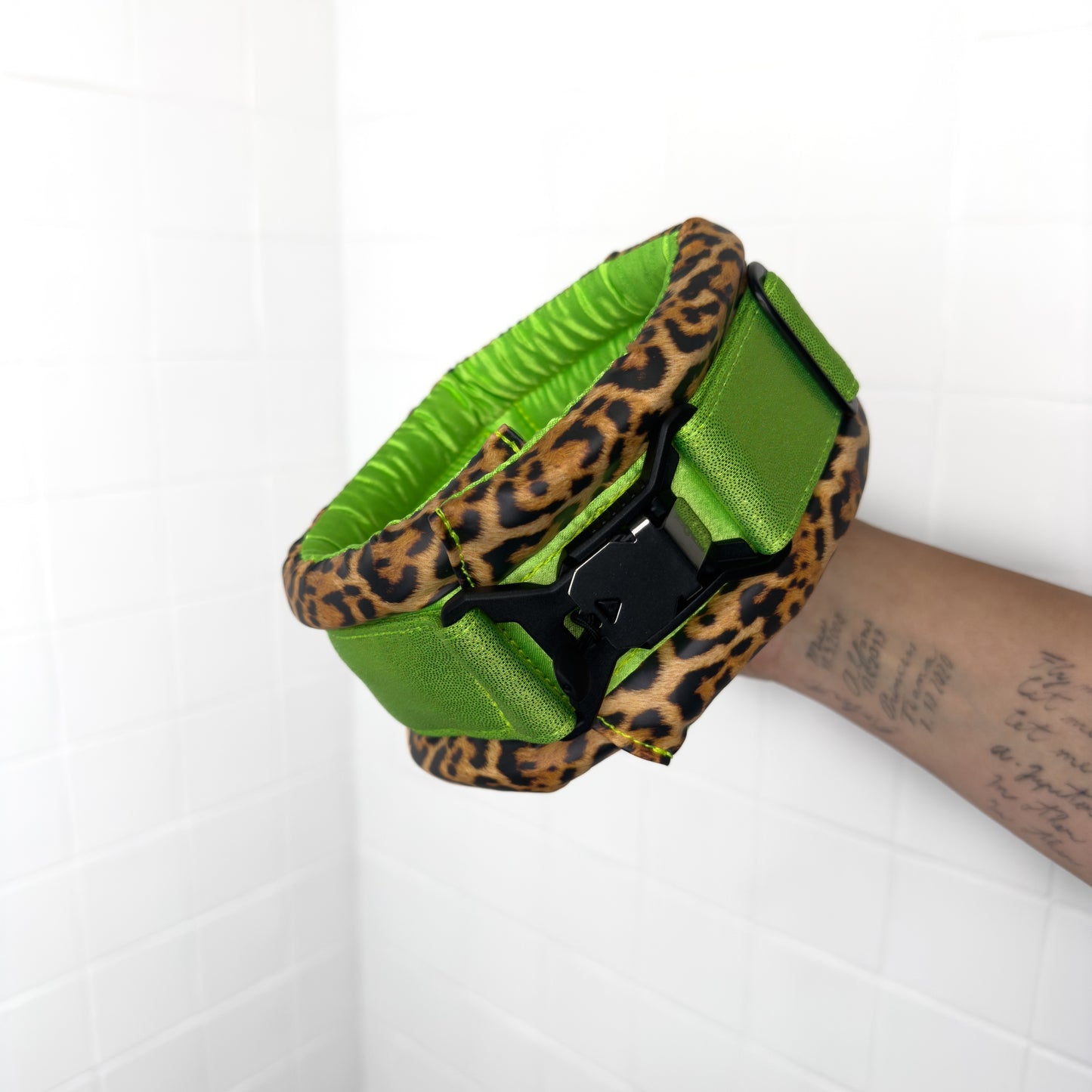 Collar + Leg Protectors Set: Standard Fluffy Magnetic Collar & Set of 4 Leg Protectors Neon Lime Leopard