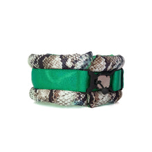 Načíst obrázek do prohlížeče Galerie, Toy / Miniature / Medium Fluffy Magnetic Collar Emerald Snake
