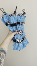 Načíst a přehrát video v prohlížeči Galerie, Poodle Supply Set 4 Leg Protectors Light Blue Zebra
