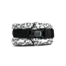 Load image into Gallery viewer, Toy / Miniature Fluffy Magnetic Collar Holographic Leopard
