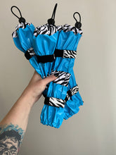 Načíst obrázek do prohlížeče Galerie, Poodle Supply Set 4 Leg Protectors Light Blue Zebra
