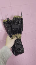 Načíst a přehrát video v prohlížeči Galerie, Collar + Leg Protectors Set: Standard Fluffy Magnetic Collar &amp; Set of 4 Leg Protectors Black Gold
